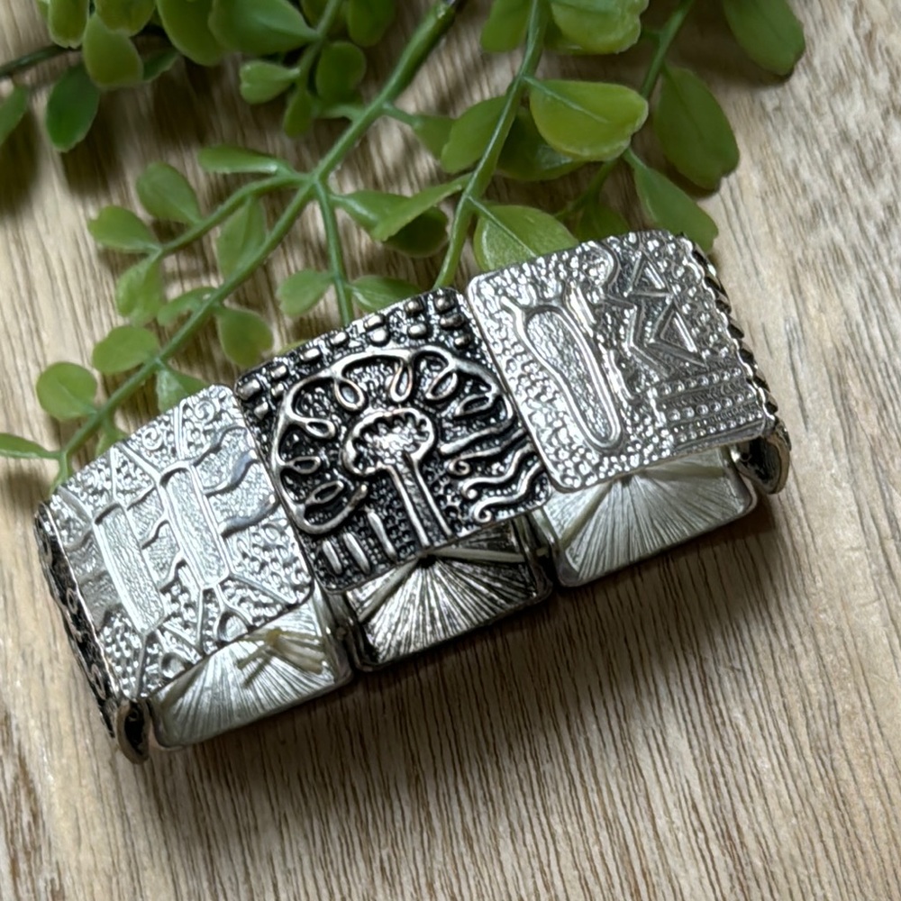 🎉HP🎉 Boutique Hieroglyphics Textured Stretch Bracelet 💗 Silver & Black